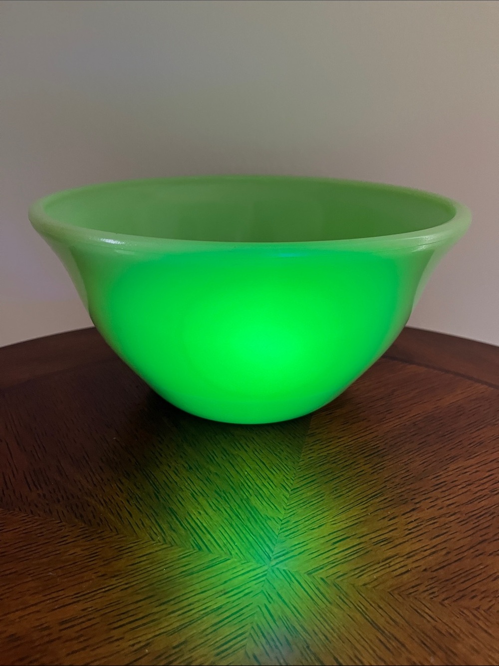 VTG McKee Jadeite 9” Mixing Bowl Skokie Green Uranium Glow Milk Glass 1930s USA